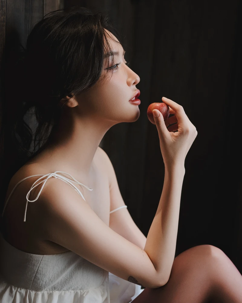 Khung hình Bích Phương mặc bikini nổi bật trên bờ cát vàng
