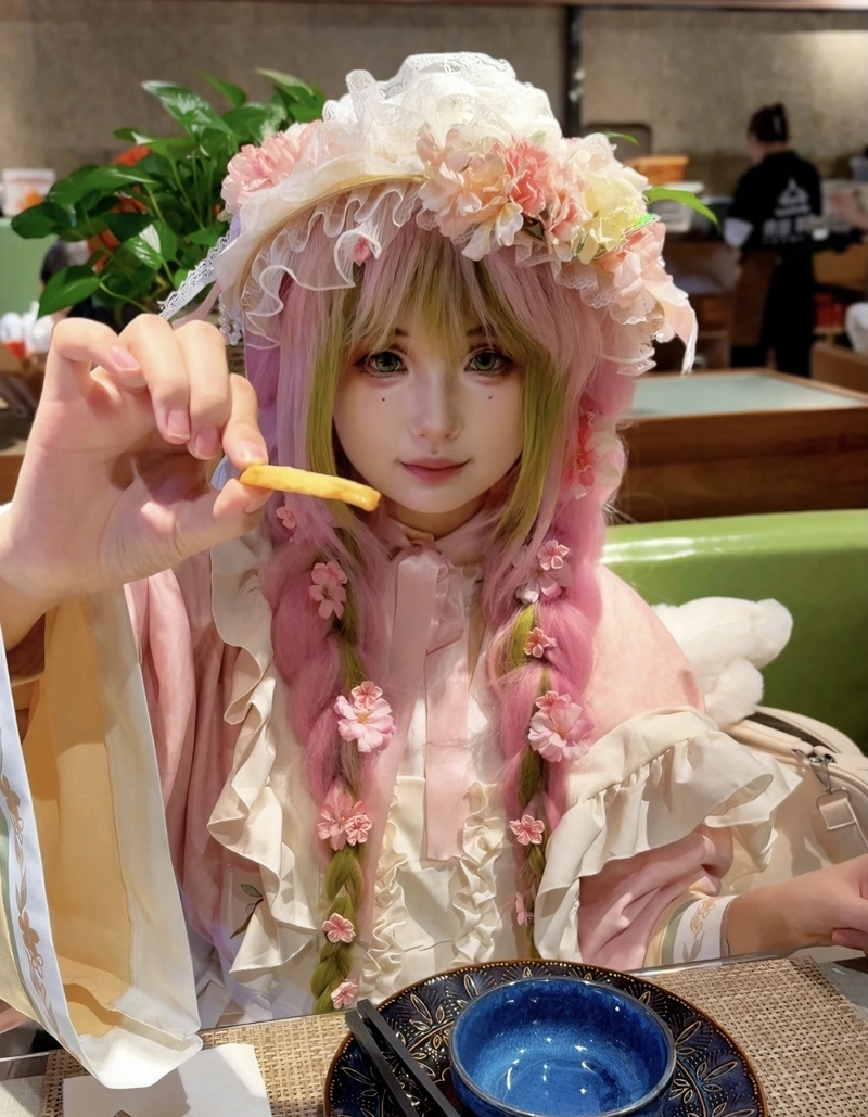 Mitsuri cosplay cuốn hút với thần thái đáng yêu đặc trưng