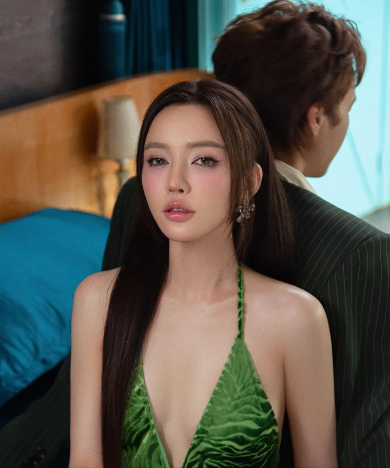 Mỹ nhân Bích Phương bikini đẹp giữa khung cảnh biển trong xanh