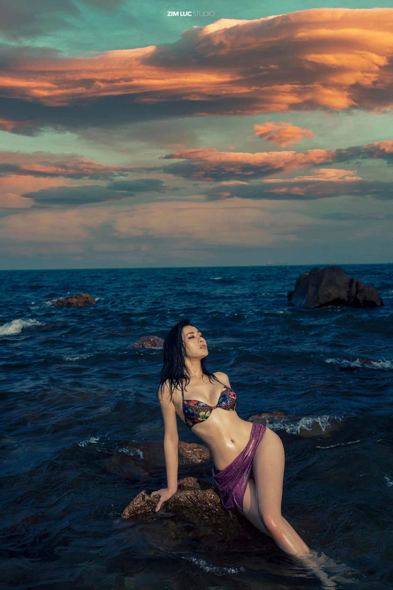 Mỹ nữ Phương Oanh bikini đẹp phong cách sang trọng hiện đại