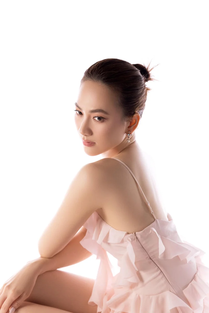 Nàng hot girl Phương Anh Đào diện set bikini mỏng manh