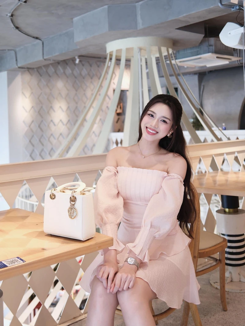 Nét đẹp nhẹ nhàng của Đỗ Thị Hà giữa không gian biển xanh