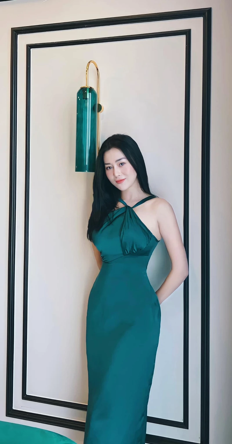 Nhan sắc nổi bật của Phương Oanh trong trang phục đi biển
