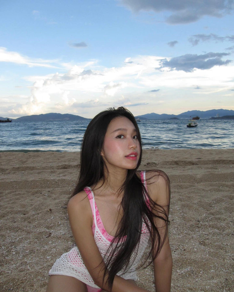 Nụ cười rạng rỡ trên ảnh Doãn Hải My bikini vợ Văn Hậu