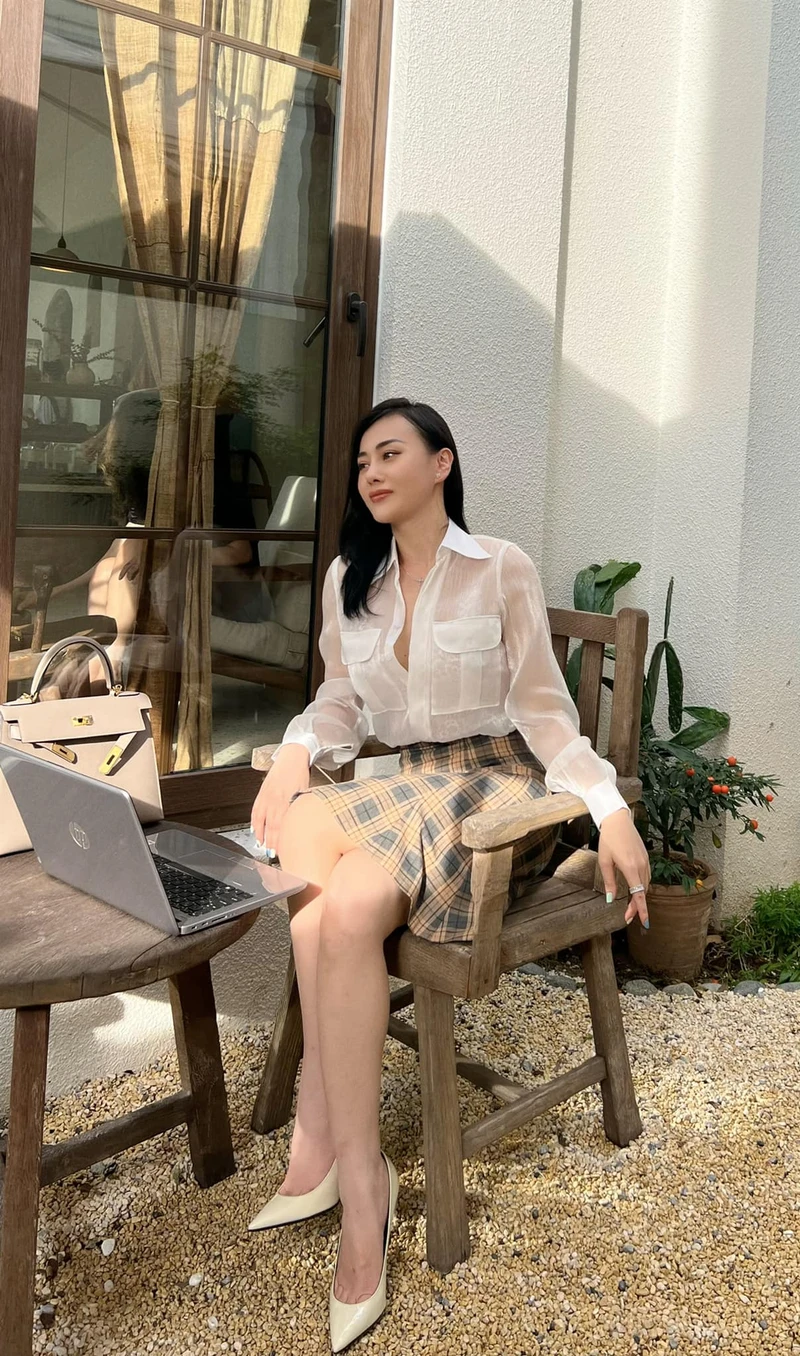 Sắc vóc quyến rũ của Phương Oanh khi mặc bikini ngoài trời