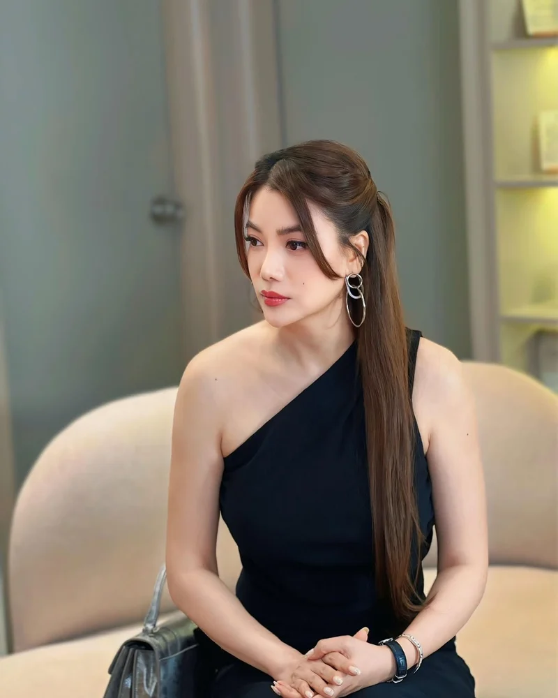 Set bikini nhỏ gọn giúp Trương Ngọc Ánh tôn dáng chuẩn