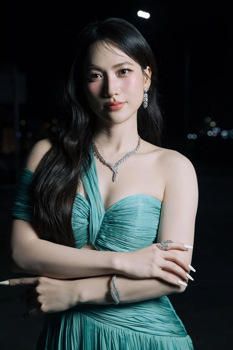 Set bikini sexy giúp Phương Anh Đào tôn lên vòng một căng