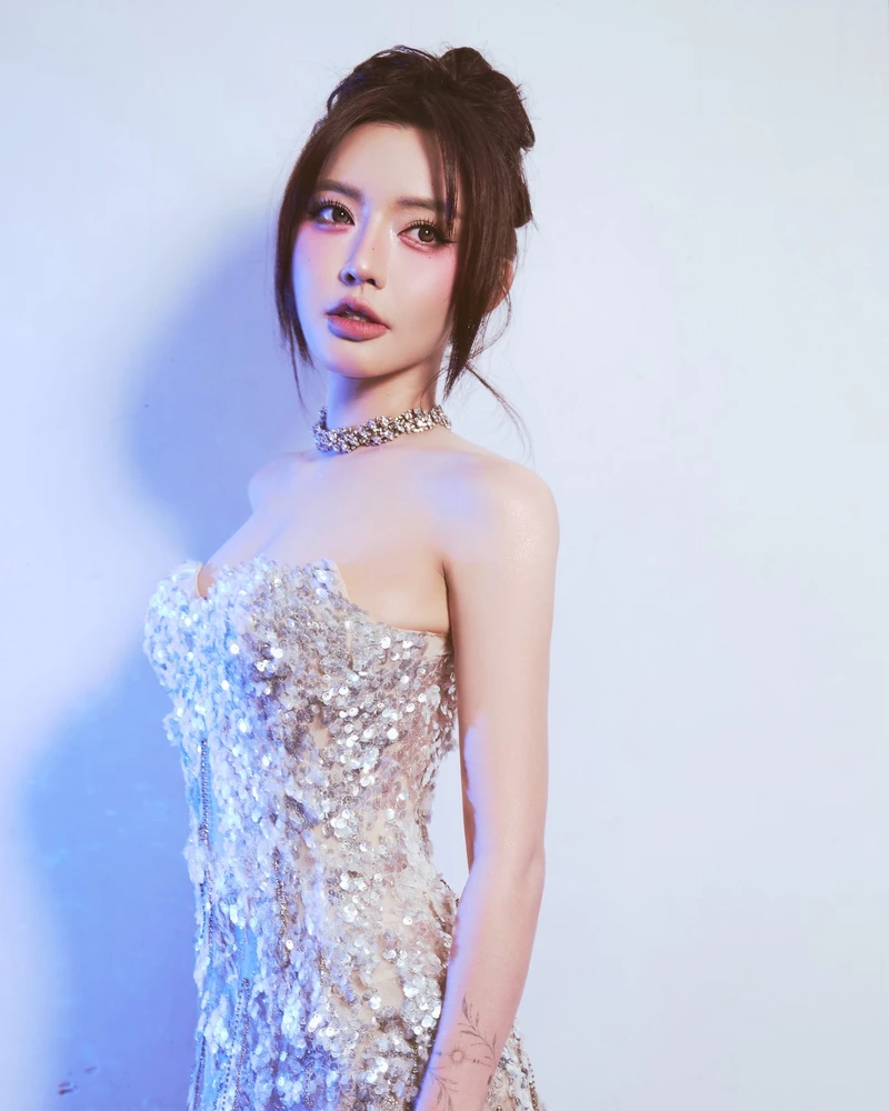 Thân hình nóng bỏng tự nhiên của Bích Phương bên hồ nước