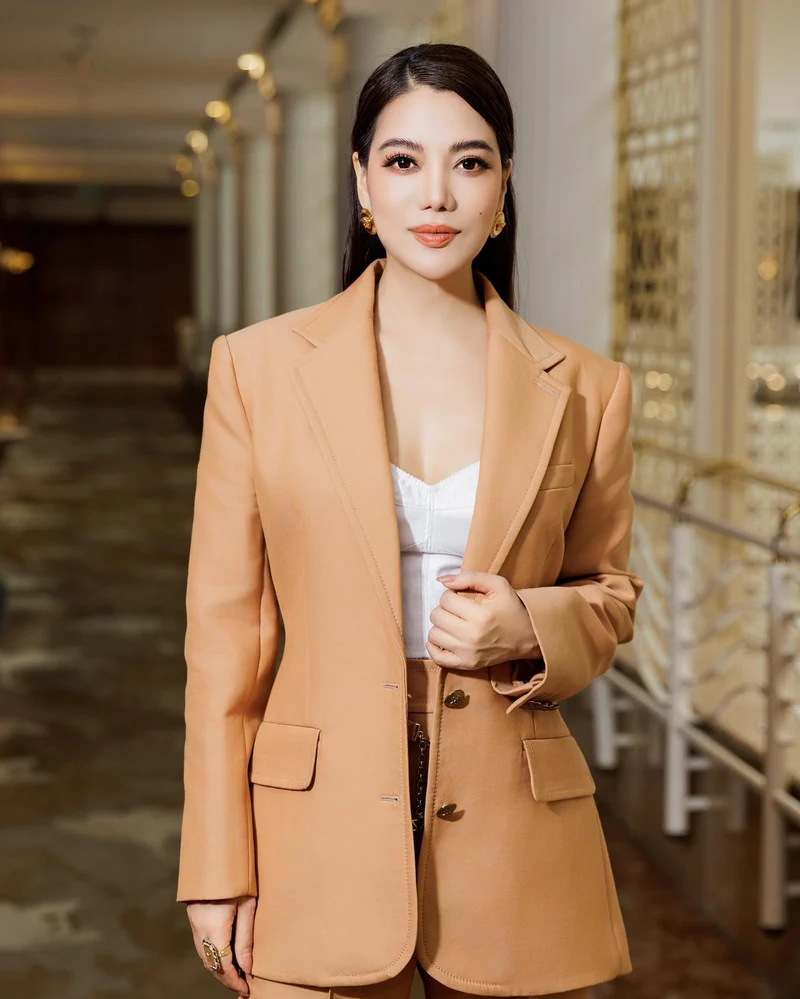 Trương Ngọc Ánh bikini khoe hông rộng eo thon cuốn hút
