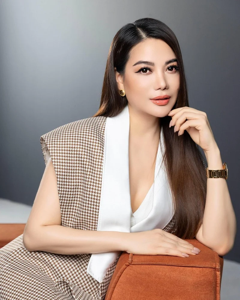 Trương Ngọc Ánh khoe da thịt mịn màng trong bikini