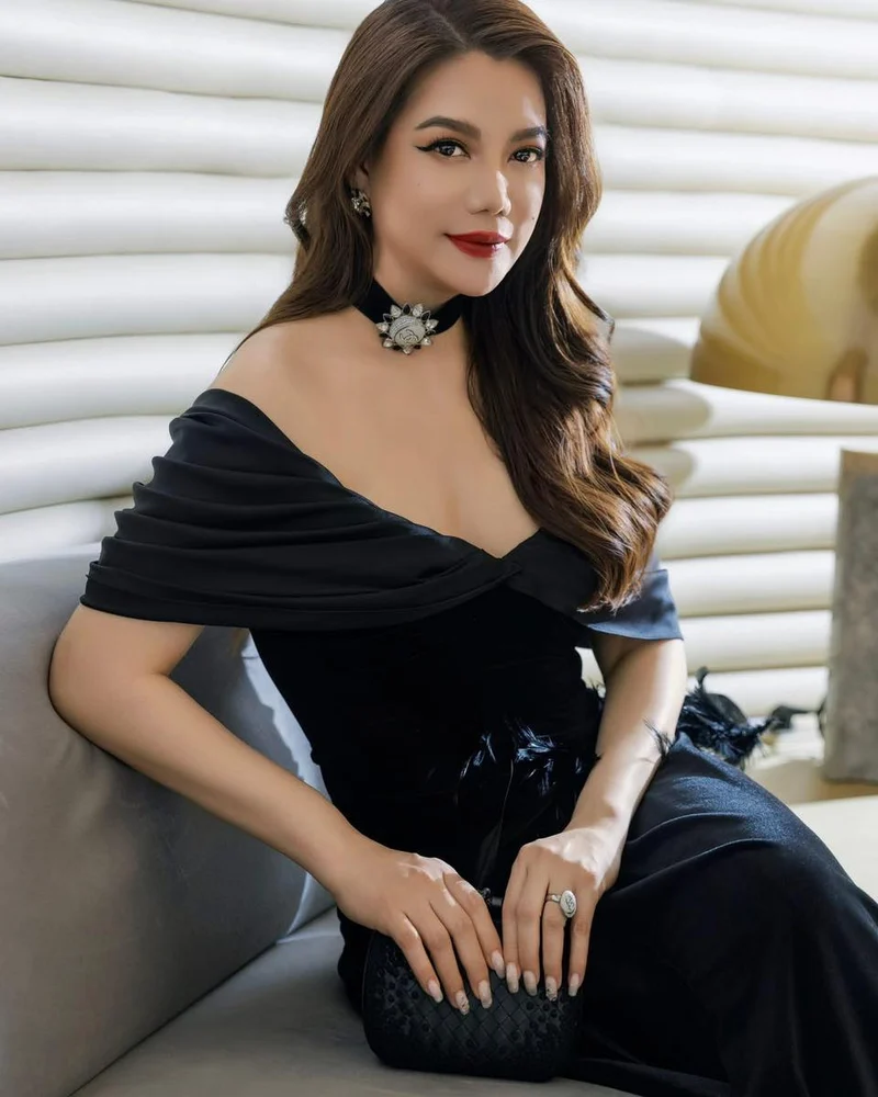 Trương Ngọc Ánh tạo dáng cuốn hút trong áo tắm gợi cảm