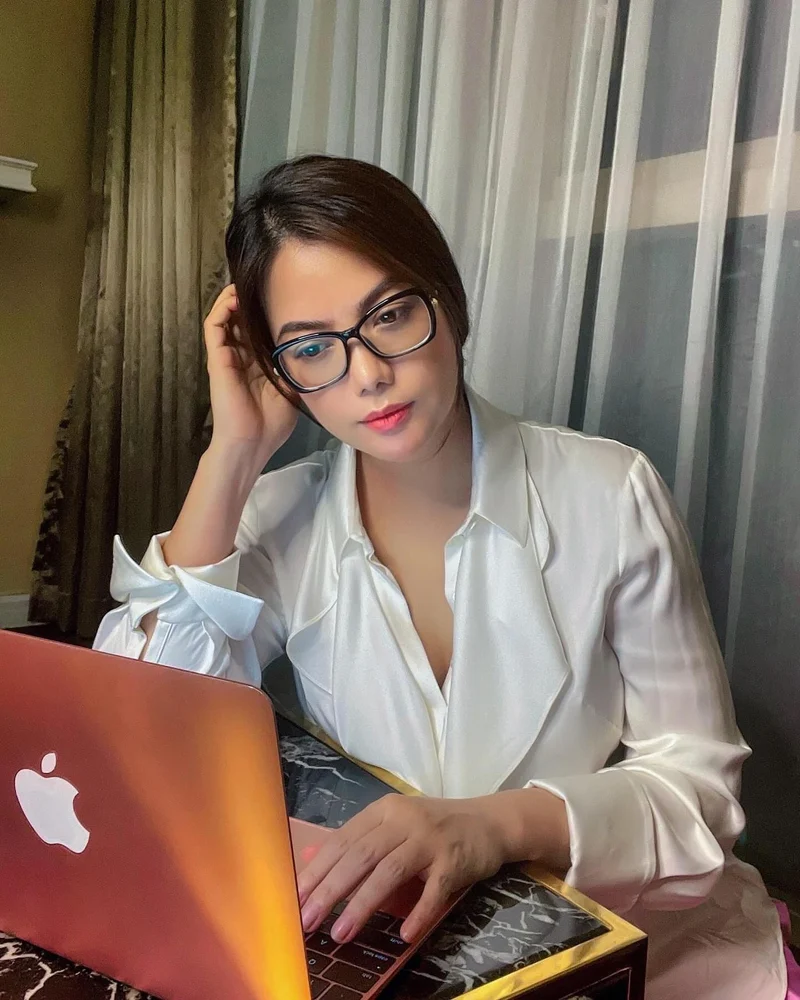 Trương Ngọc Ánh tạo dáng tự tin với bộ bikini đỏ