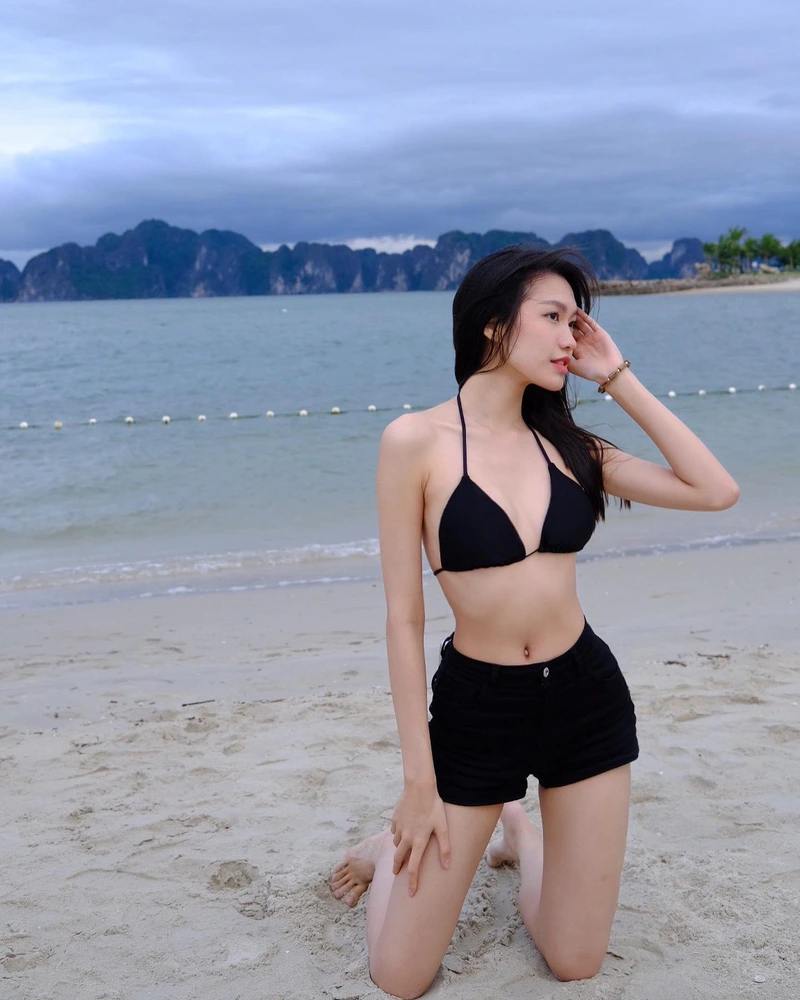 Tư thế nằm nhẹ nhàng gợi cảm của Doãn Hải My bikini