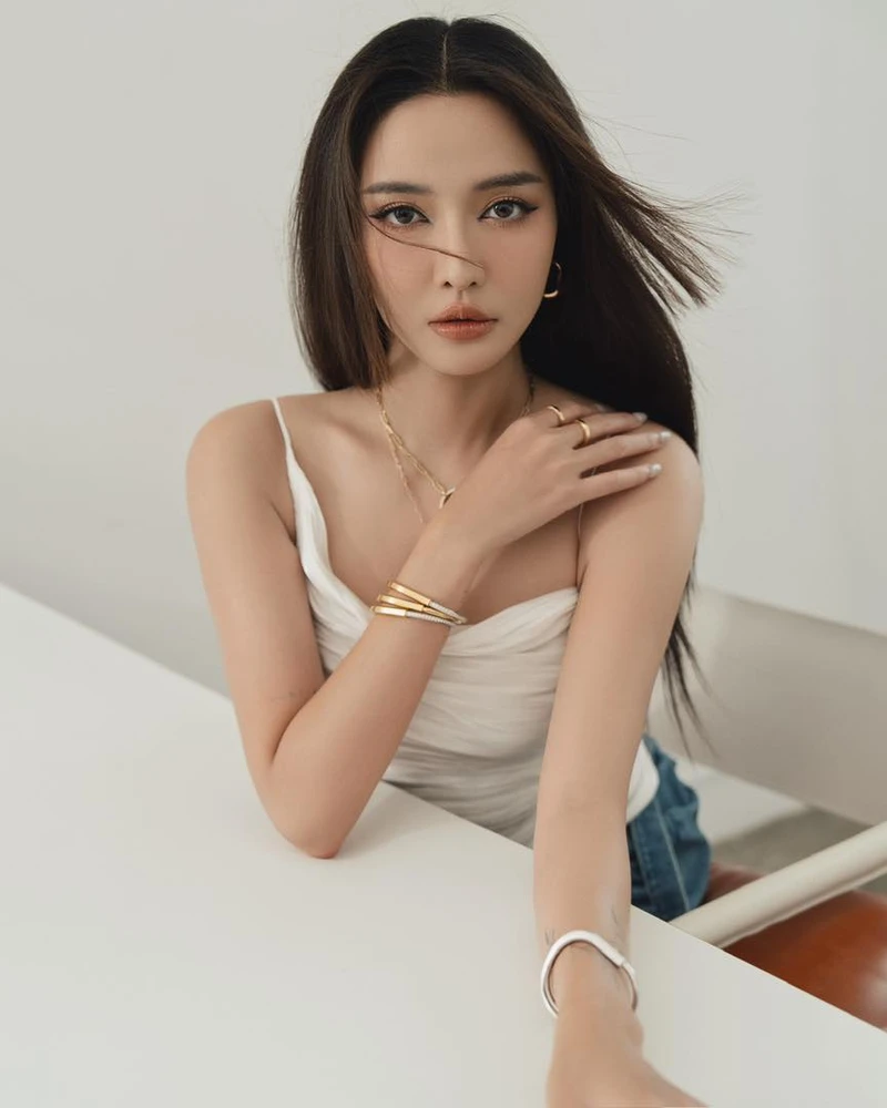 Vẻ đẹp dịu dàng của Bích Phương giữa khung cảnh nghỉ dưỡng