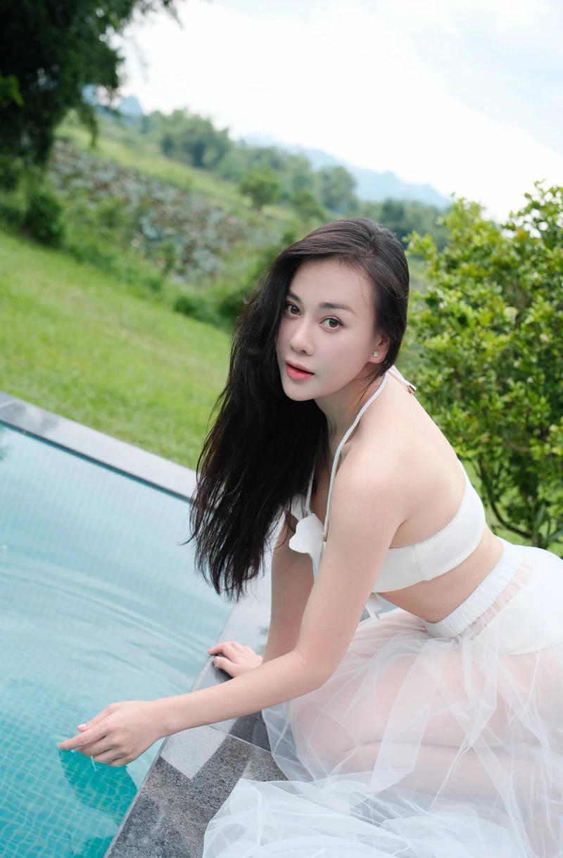 Vẻ đẹp nhẹ nhàng của Phương Oanh bên hồ bơi ngoài trời