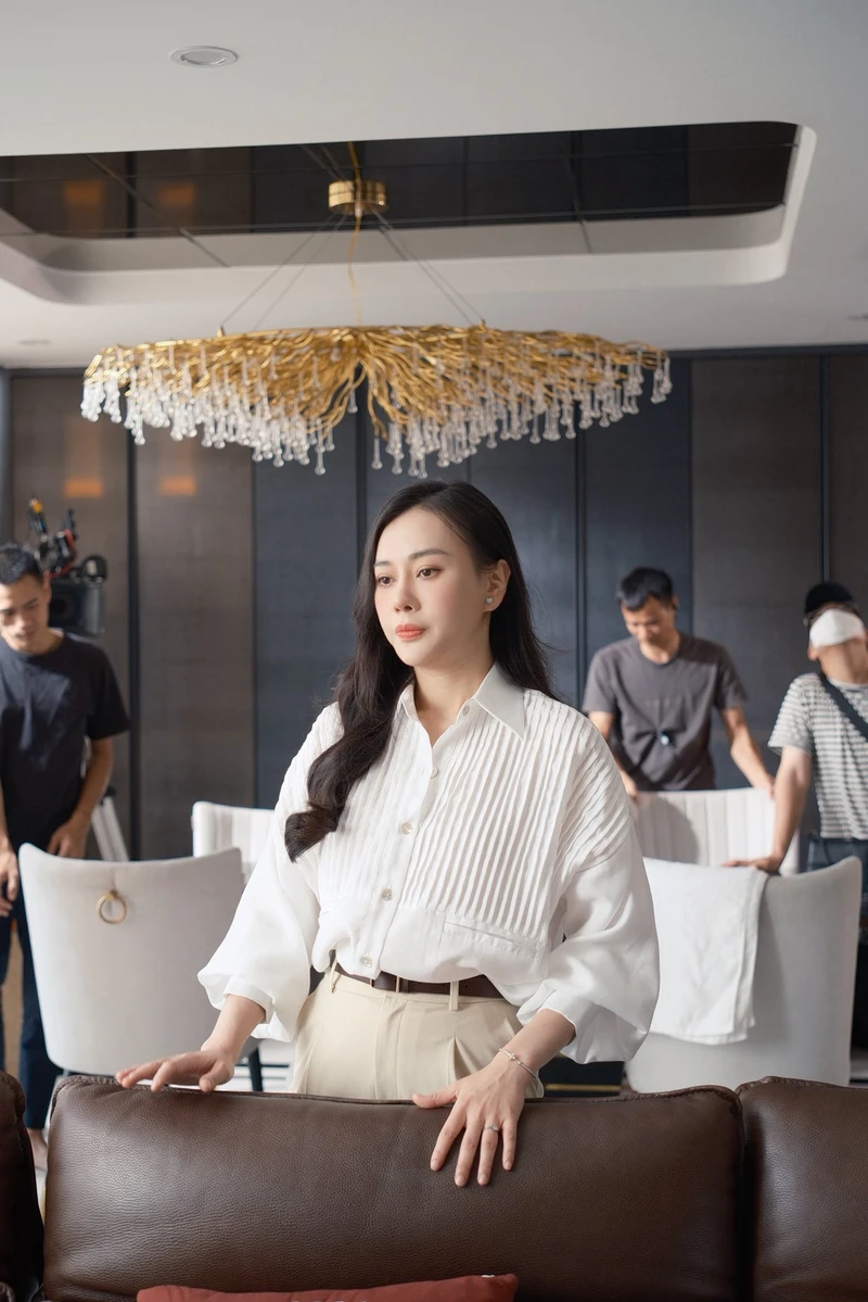 Vẻ đẹp thanh lịch của Phương Oanh khi đi biển nghỉ dưỡng