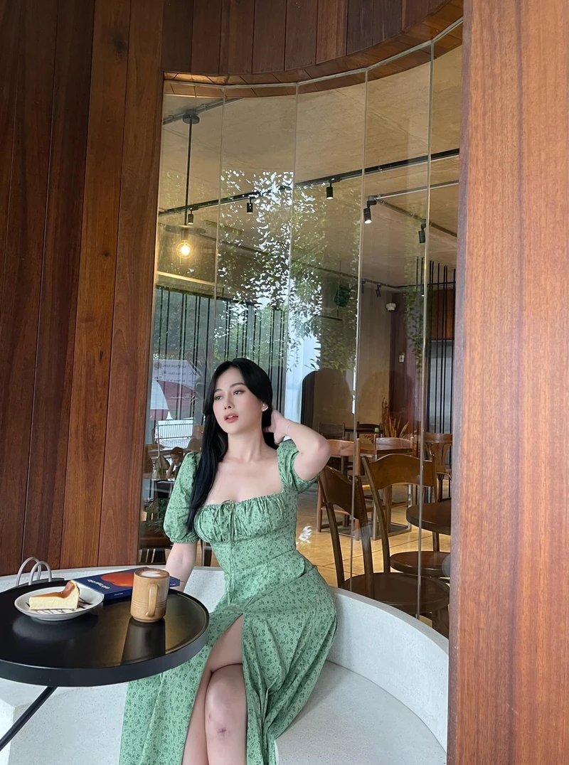 Vóc dáng nổi bật của Phương Oanh trong bộ bikini trắng
