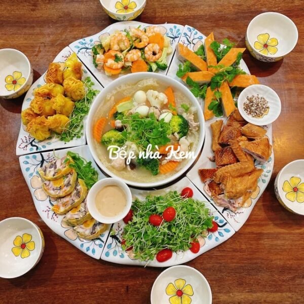 Mâm cơm cúng rằm được bài trí công phu với nhiều món ăn đầy màu sắc