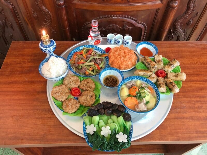Mâm cơm cúng rằm đơn giản nhưng ấm cúng, chuẩn bị trong khoảng một giờ đồng hồ