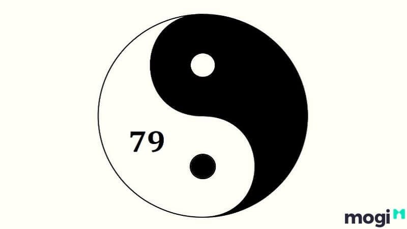 Hình ảnh biểu tượng Âm Dương và con số 79, thể hiện năng lượng vượng Dương