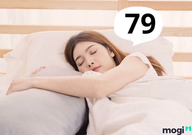 Hình ảnh một người đang vui vẻ với tiền bạc, minh họa cho giấc mơ thấy số 79 báo hiệu tài lộc