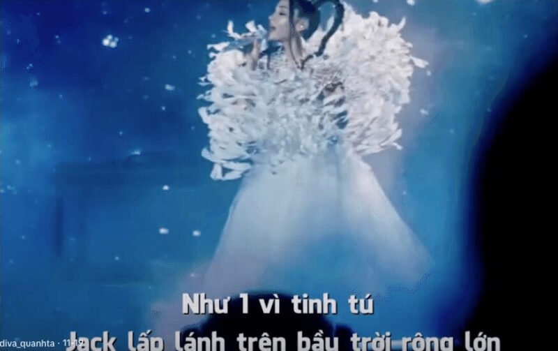Ánh sáng dẫn lối như một vị tinh tú trên màn hình, biểu tượng cho sự định hướng trong tâm linh và văn hóa Đồ Gỗ Vinh Vượng