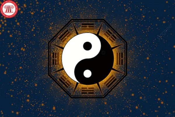 Người đang nghiên cứu cách luận giải lá số tử vi chi tiết