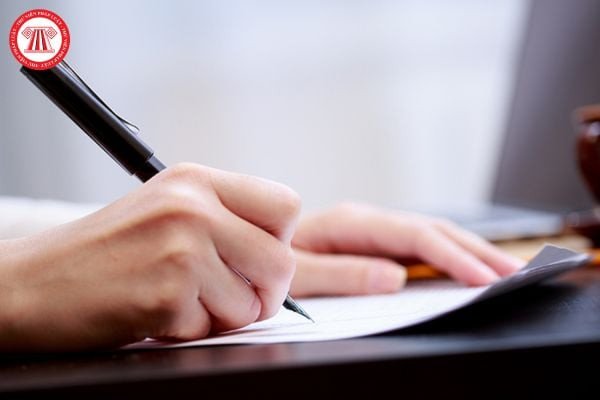 Người đọc đang tập trung nghiên cứu tài liệu văn học để hiểu về cấu tứ và các ví dụ cụ thể