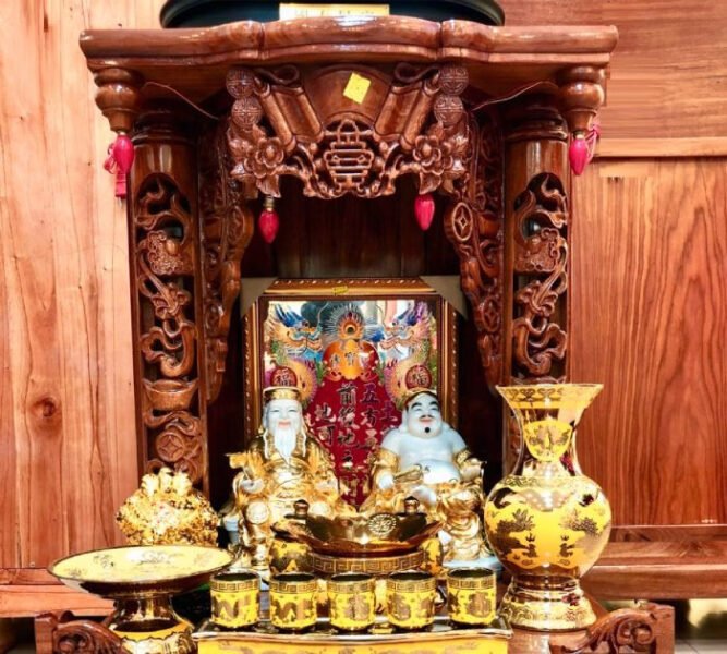 Mâm lễ vật cúng rước Thần Tài Thổ Địa trang trọng với hoa quả, nhang đèn và các vật phẩm thờ cúng truyền thống