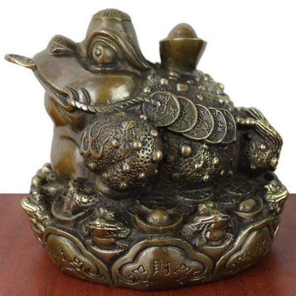 Tượng cóc ngậm tiền phong thủy màu nâu đồng hút tài lộc vượng khí