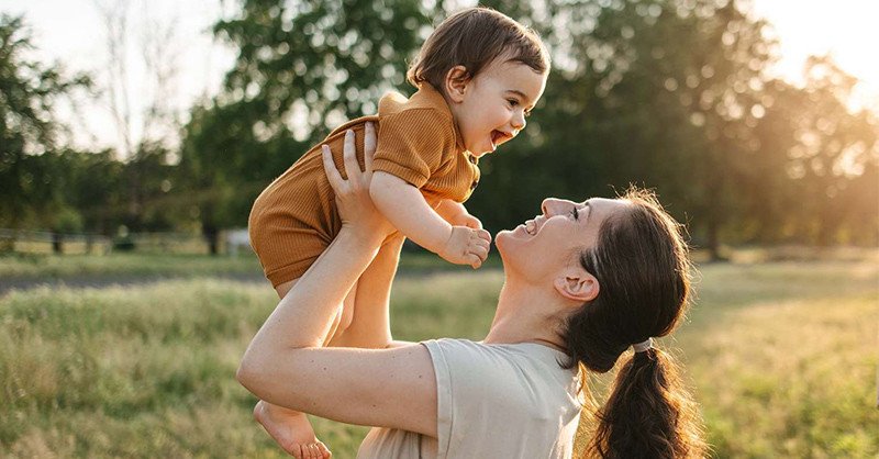 Em bé tuổi Tỵ 2025 hạnh phúc bên bố mẹ, thể hiện sự hòa hợp gia đình.