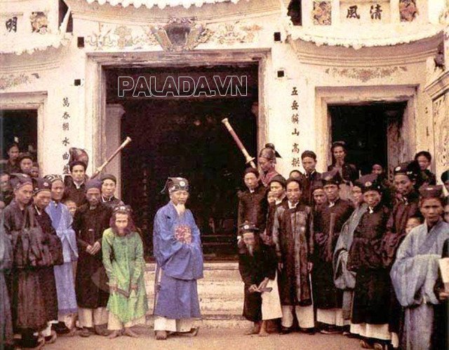 Hình ảnh một người đàn ông quyền lực đang trò chuyện với những người xung quanh, thể hiện tầm ảnh hưởng của bá hộ