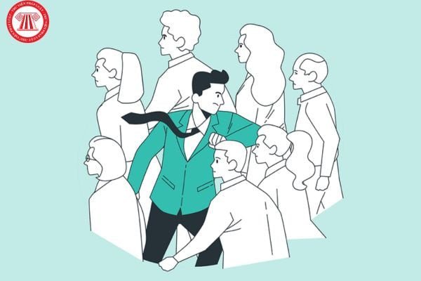 Người đang suy ngẫm về ví dụ về tư duy ngược trên con đường lựa chọn sáng tạo.