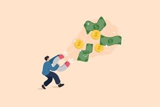 Một người đang nhìn lên bầu trời đầy sao, tượng trưng cho việc xem tử vi hàng ngày để nắm bắt vận may.