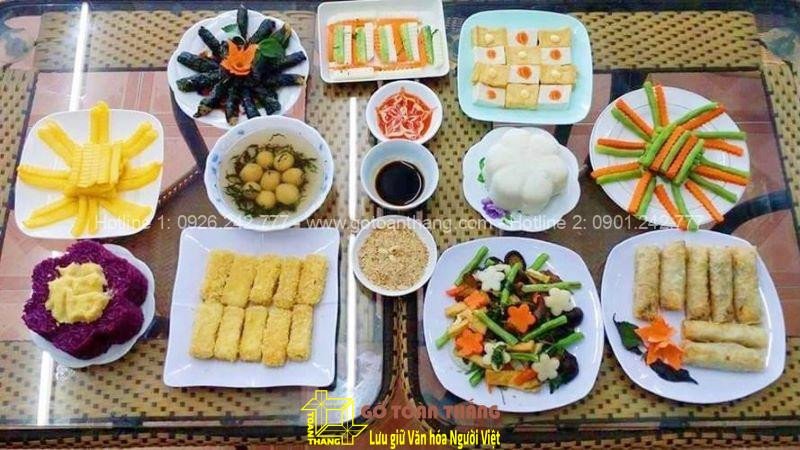 Gia đình làm lễ cúng 49 ngày cầu siêu cho người đã khuất tại tư gia