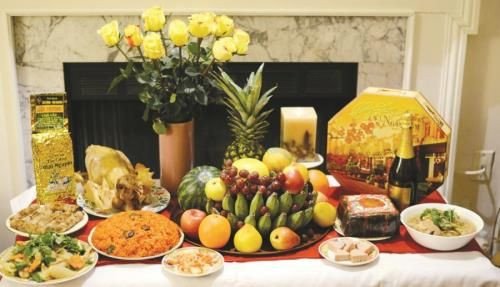 Mâm lễ cúng đầu năm tươm tất dâng lên gia tiên, thần linh