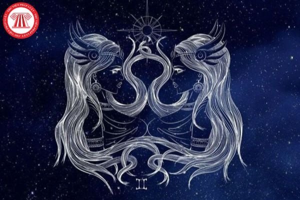 Người sinh ngày 4 tháng 6 thuộc cung Song Tử làm việc trên laptop, thể hiện sự linh hoạt và sáng tạo trong công việc.