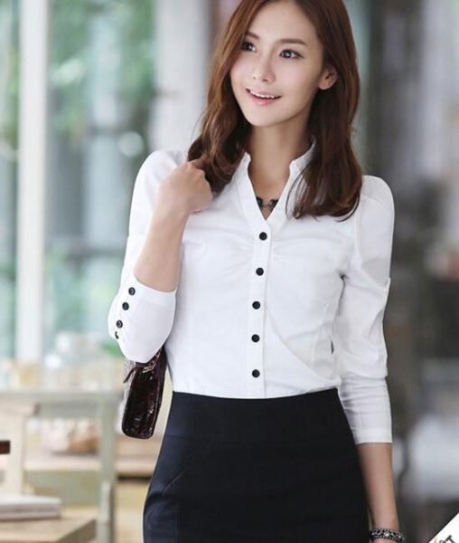 Hình ảnh một người phụ nữ Á Đông đang trầm tư, tay đặt lên bàn, thể hiện sự suy ngẫm về vận mệnh và tương lai.