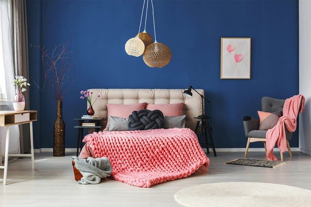 Không gian phòng ngủ yên bình với tông xanh dương nhạt, lựa chọn lý tưởng cho người mệnh Thủy Bính Ngọ