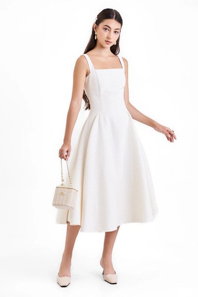 Bàn thờ gỗ với tông màu trắng tinh khôi, hợp mệnh Kim