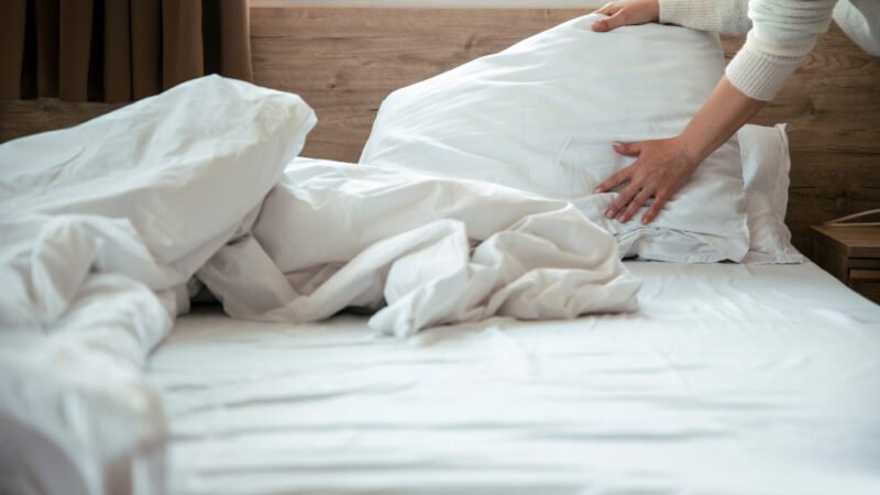 Cặp đôi đang lựa chọn giường ngủ mới, minh họa việc xem ngày tốt kê giường theo tuổi để đón tài lộc.