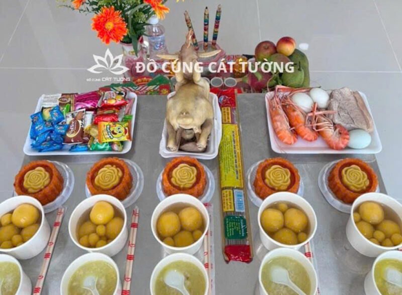 Mâm cúng động thổ truyền thống với xôi gà và trái cây ngũ quả
