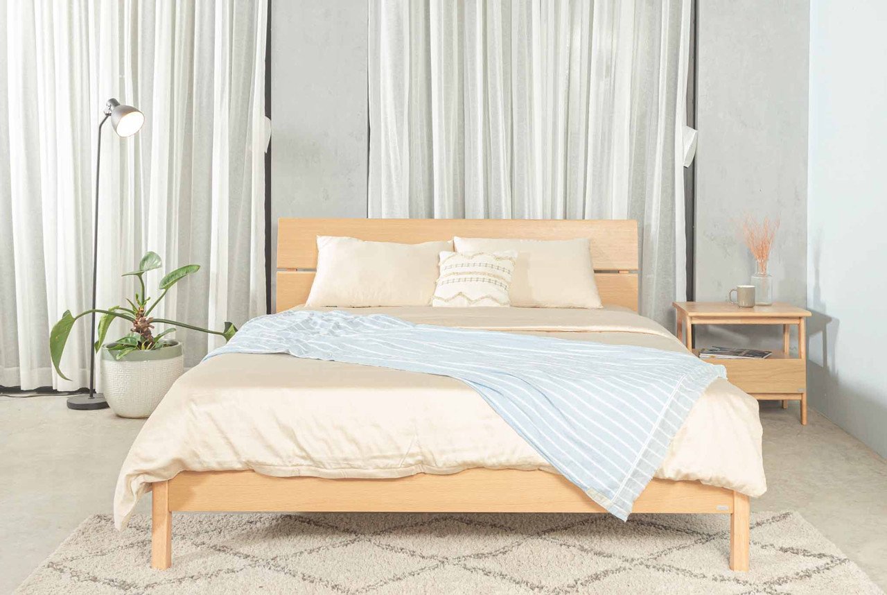 alt: Giường ngủ làm từ gỗ công nghiệp phong cách hiện đại