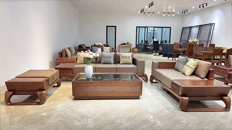 alt="Bên trong cửa hàng Đồ Gỗ Phan Lê trưng bày nội thất gỗ tự nhiên"