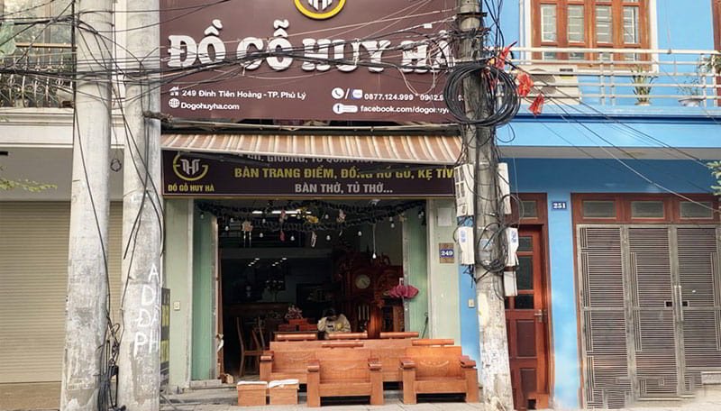 alt="Sản phẩm đồ gỗ mỹ nghệ chạm khắc tại cửa hàng Huy Hà ở Hà Nam"