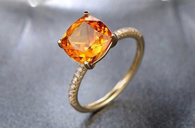 Ánh sáng của viên Citrine được quan niệm như ánh mặt trời giúp mang đến nguồn năng lượng tích cực, xua tan điều xấu