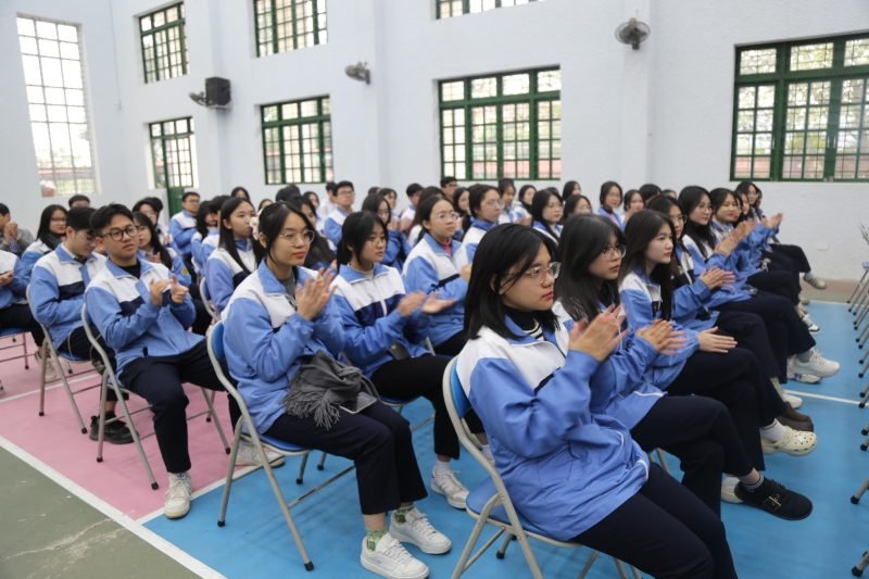 Giải thích chi tiết về áp suất âm trong mạch gỗ và cơ chế hoạt động của nó trong cây xanh