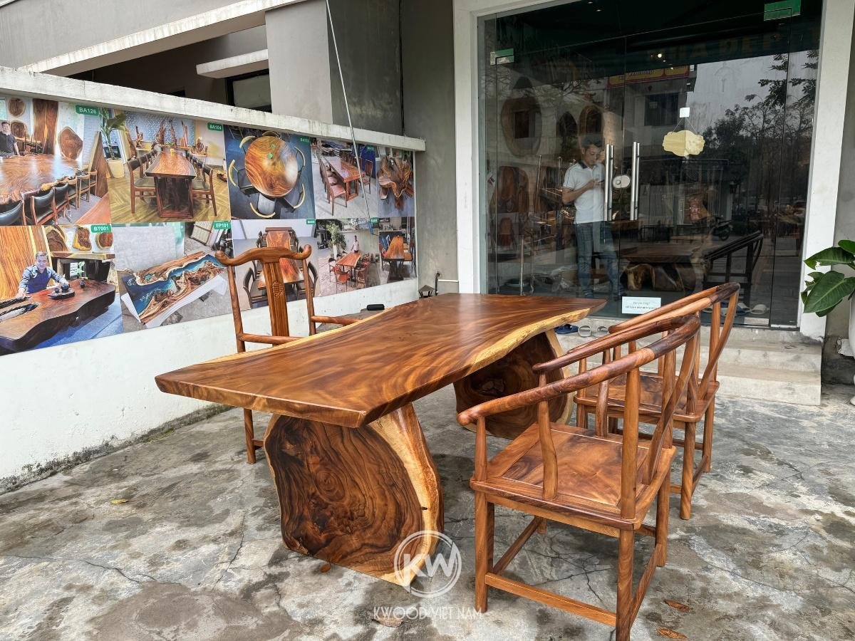 Bộ bàn ăn gỗ me tây nguyên khối sang trọng với mặt bàn giữ nguyên đường cong tự nhiên của thân cây
