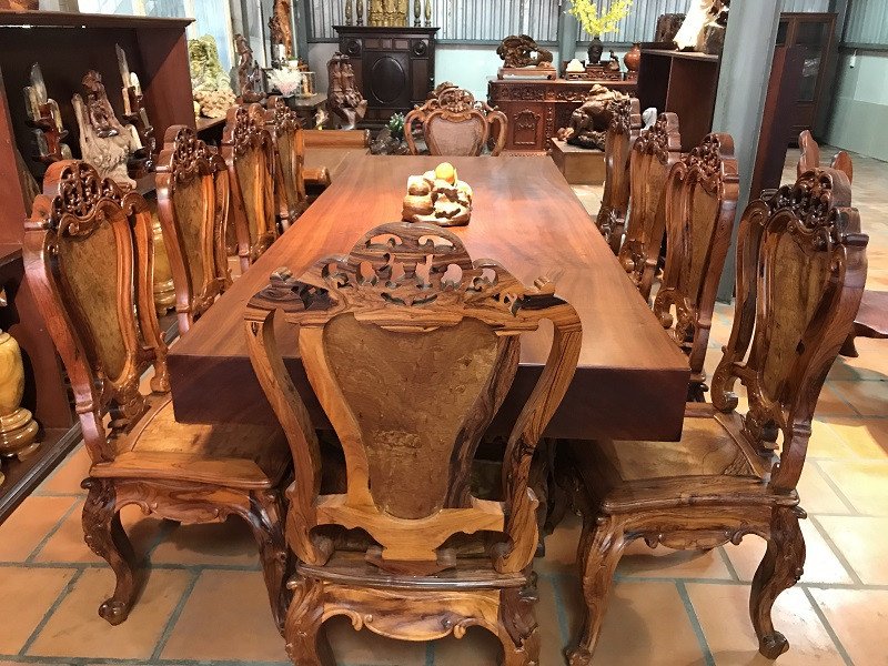 Bàn ăn gỗ nguyên khối hình chữ nhật cho không gian rộng