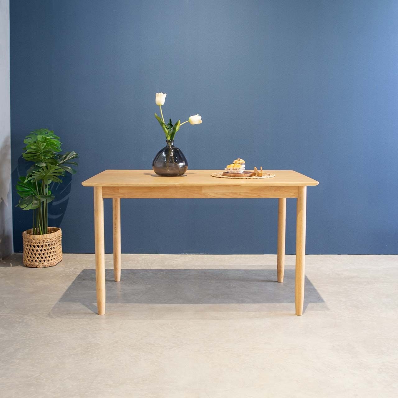 Bàn ăn gỗ sồi với vân gỗ tự nhiên đẹp mắt